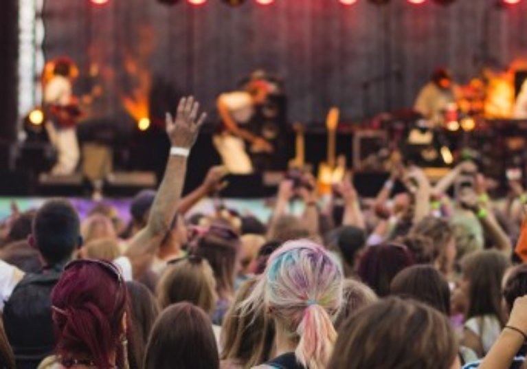 Organisation d’un festival par une association et qualité de commerçant