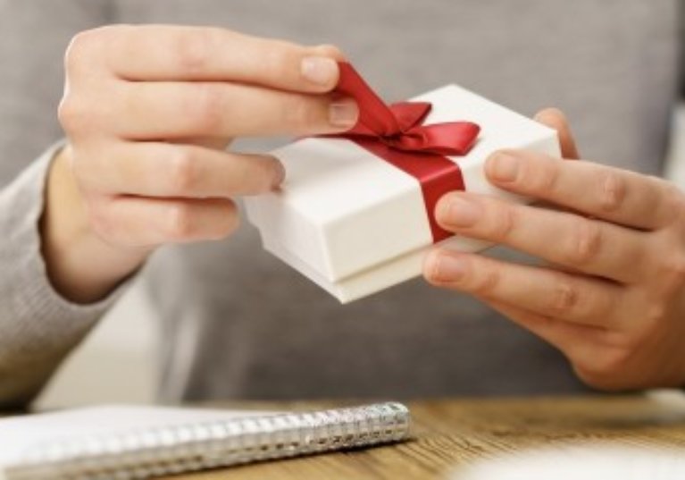 Cadeaux et bons d’achat de fin d’année : quel régime social applicable ?