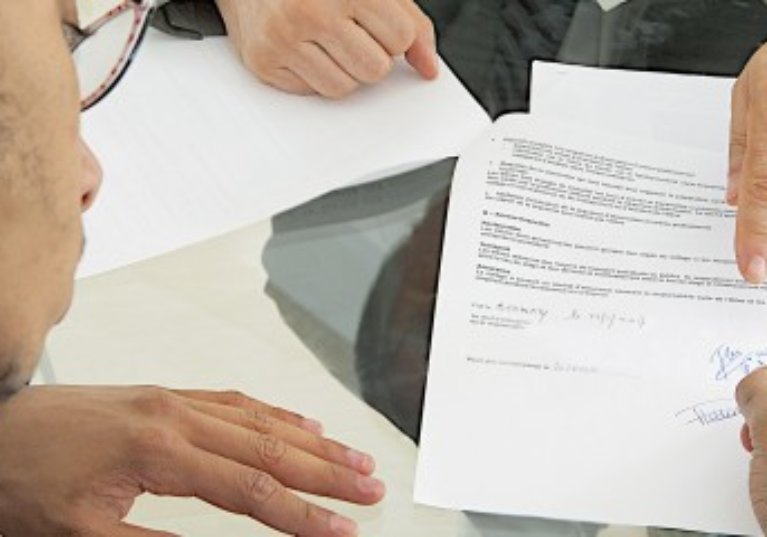 Quand un contrat est conclu par le mandataire apparent d’une association