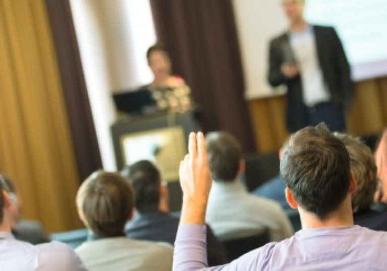 Quel délai pour demander en justice l’annulation d’une délibération d’associés ?