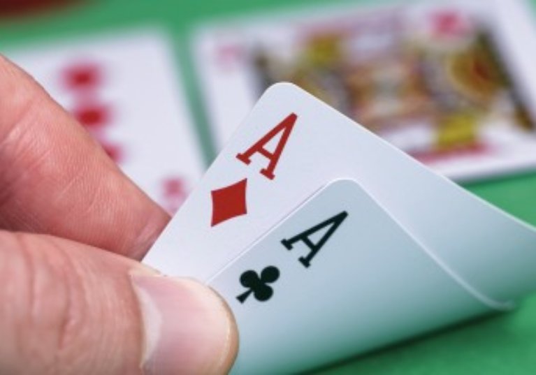 Les gains issus de la pratique régulière du poker sont imposables