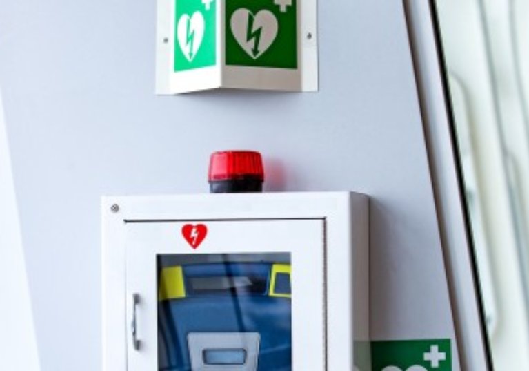Des défibrillateurs cardiaques dans les lieux recevant du public