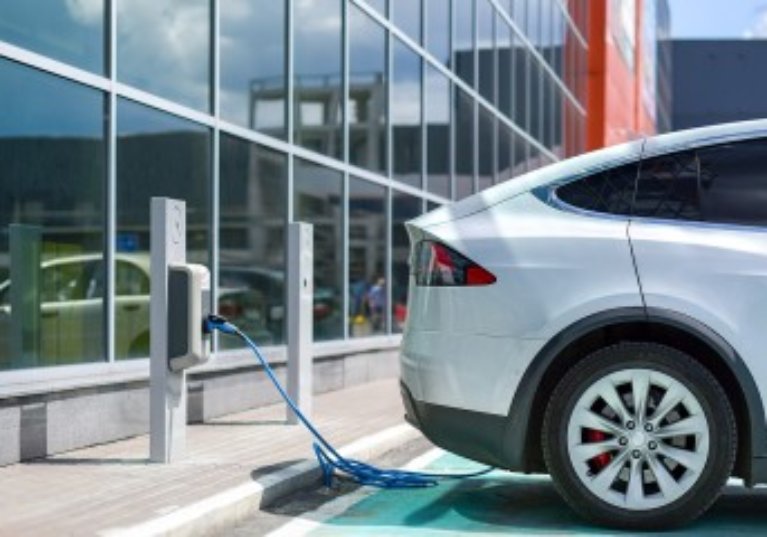 Mise à disposition d’un véhicule électrique : quel avantage en nature ?