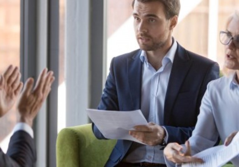 Retrait d’un associé d’une SCP : a-t-il droit aux bénéfices ?