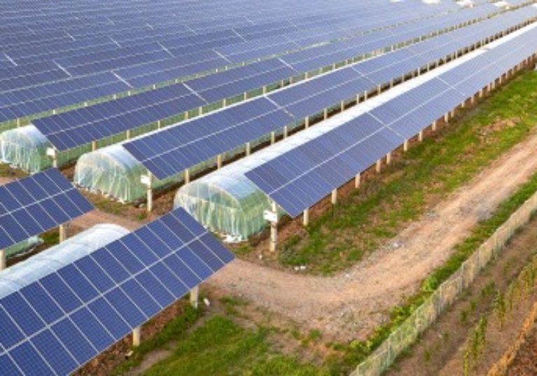 Installation de panneaux solaires sur un bâtiment agricole