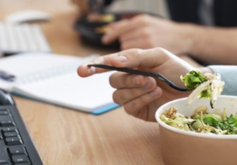 Frais supplémentaires de repas déductibles : les seuils pour 2021