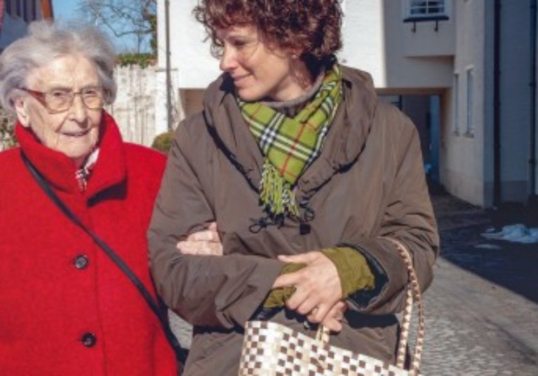 Aides à domicile : l’incapacité à recevoir des libéralités est supprimée