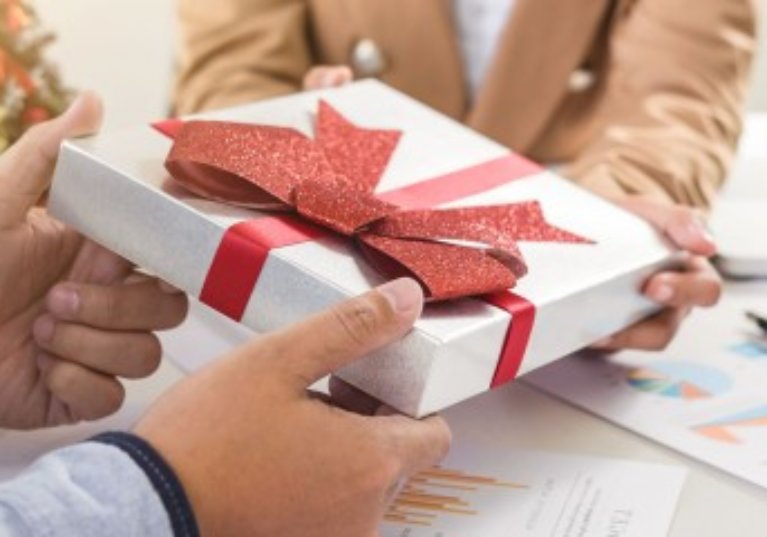 Cadeaux et bons d’achat : 171 € par salarié en 2022