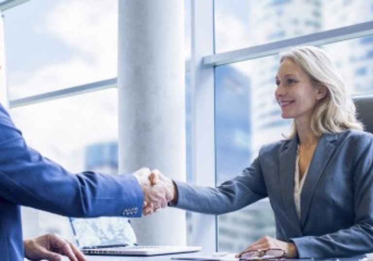 Quand une société est engagée par un salarié agissant comme son mandataire