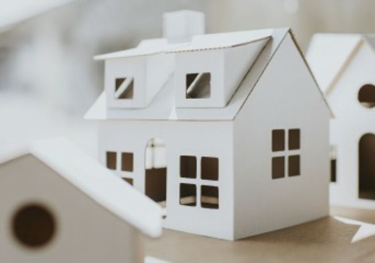 Une SCI qui souscrit un emprunt pour acheter un immeuble est-elle un professionnel ?