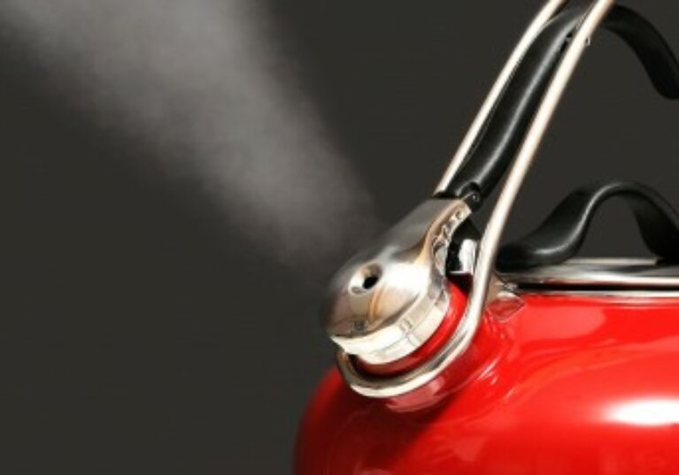 Faux conseils boursiers : gare à la technique de la bouilloire