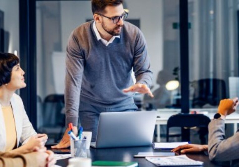 Quand un associé est considéré comme un dirigeant de fait