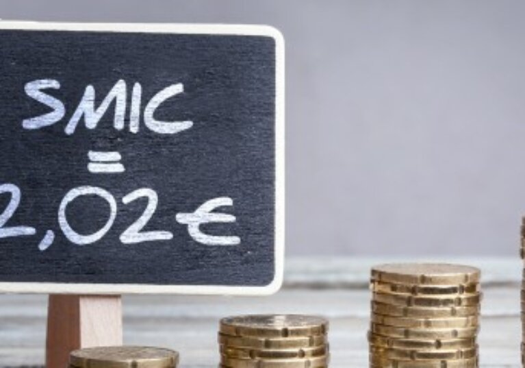 Le Smic horaire à 12,02 € en 2026