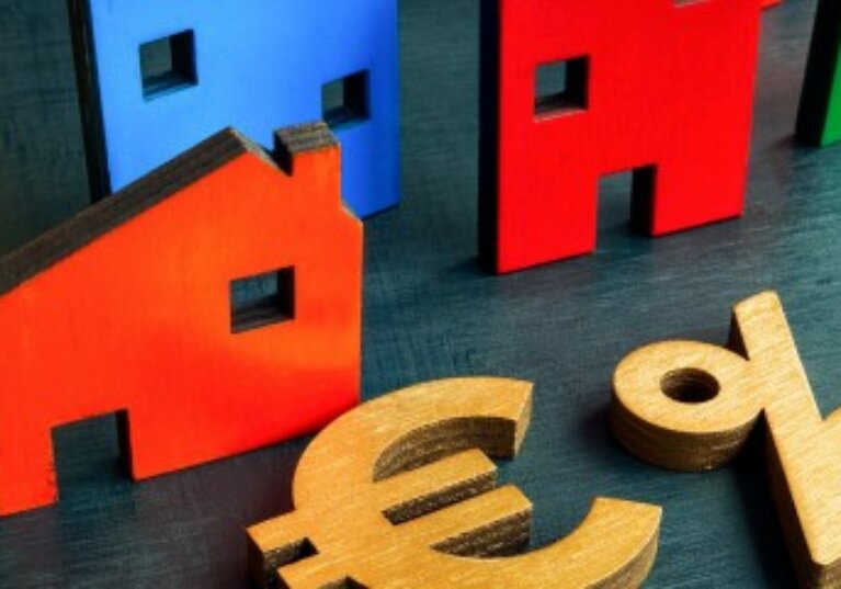 Crédits immobiliers : une reprise timide en 2025 avec des taux d’intérêt stables