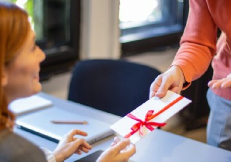 Quelle est la limite d’exonération des cadeaux et bons d’achat en 2026 ?