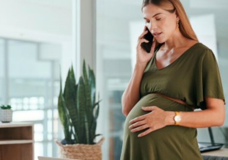 Salariée enceinte : la rupture de sa période d’essai doit être justifiée