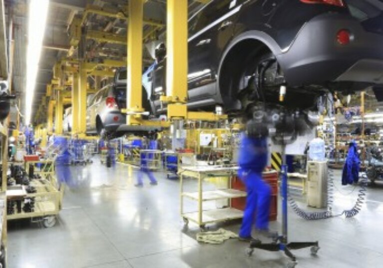 Bourse : les constructeurs automobiles européens confrontés à la déferlante chinoise